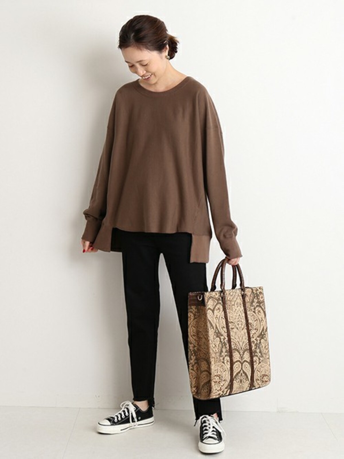 パンツ＆スニーカーは配色やボトムスでバランスを取って　出典：WEAR