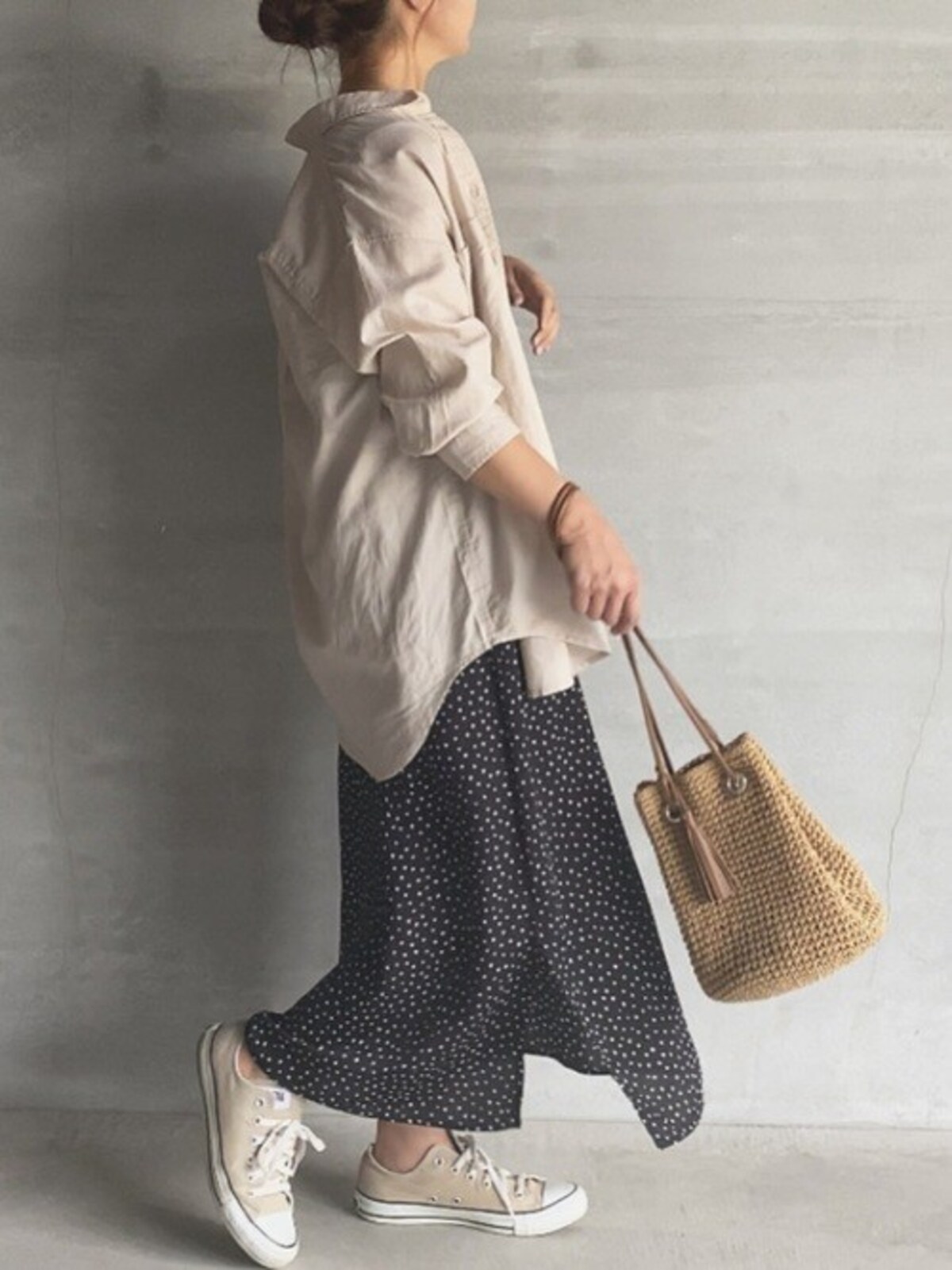 温かみもあるベージュは秋コーデに抜け感を足してくれます　出典：WEAR
