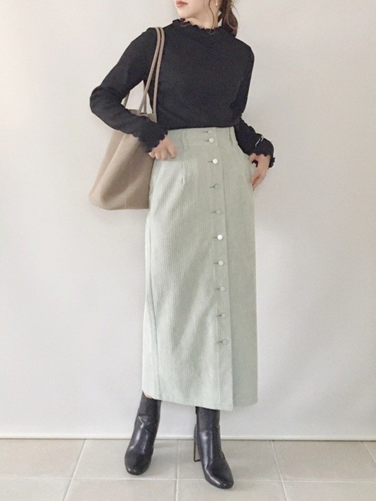 首元の控えめなプチフリルが大人可愛いアクセントに　出典：WEAR