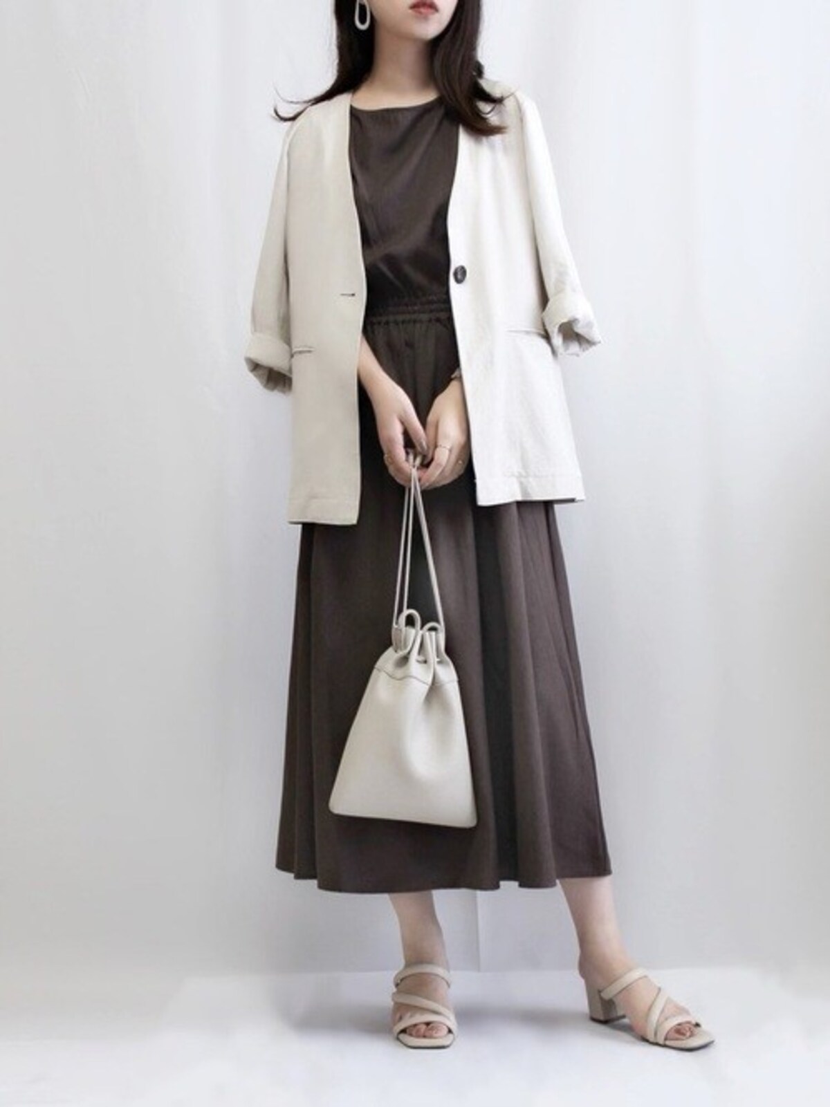 GUのダークブラウンのノースリーブワンピースは上品かつ長く着られて◎　出典：WEAR