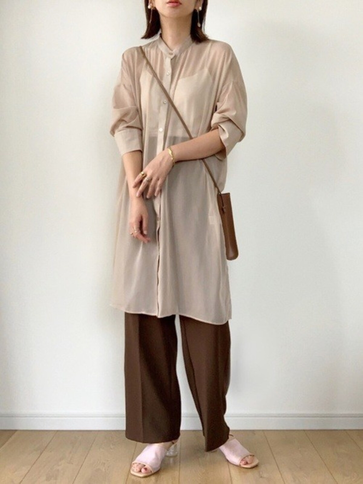 シアーシャツもパンツも温かみのあるブラウン系で優しい雰囲気に　出典：WEAR