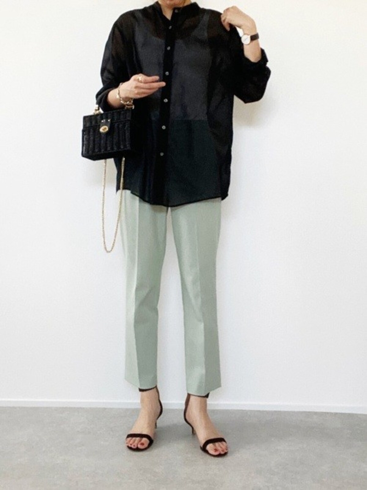 バンドカラーのシアー素材シャツは今っぽさ抜群　出典：WEAR
