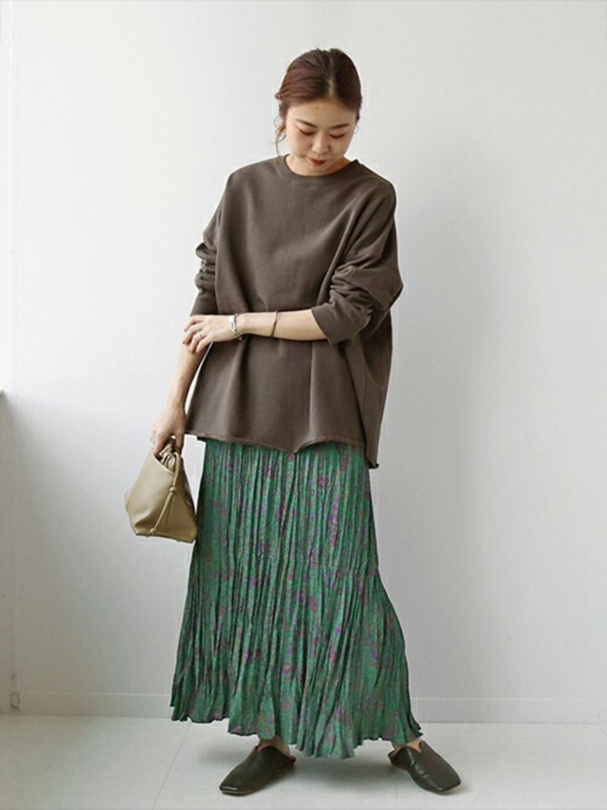 人気継続中のプリーツスカートはワッシャー加工にも注目　出典：WEAR