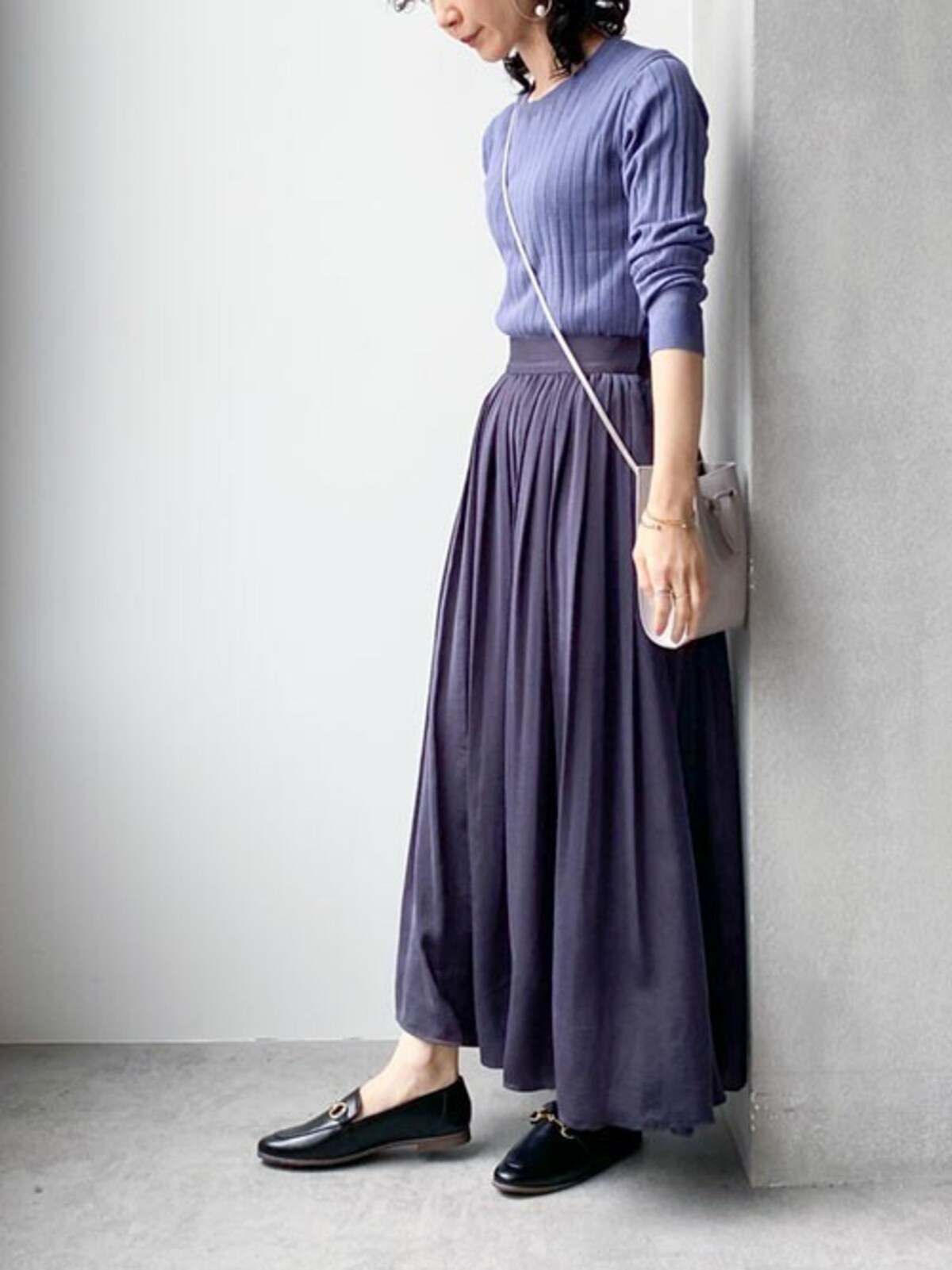甘めのギャザースカートにはパンプスよりもこなれて見えるフラット靴が◎　出典：WEAR