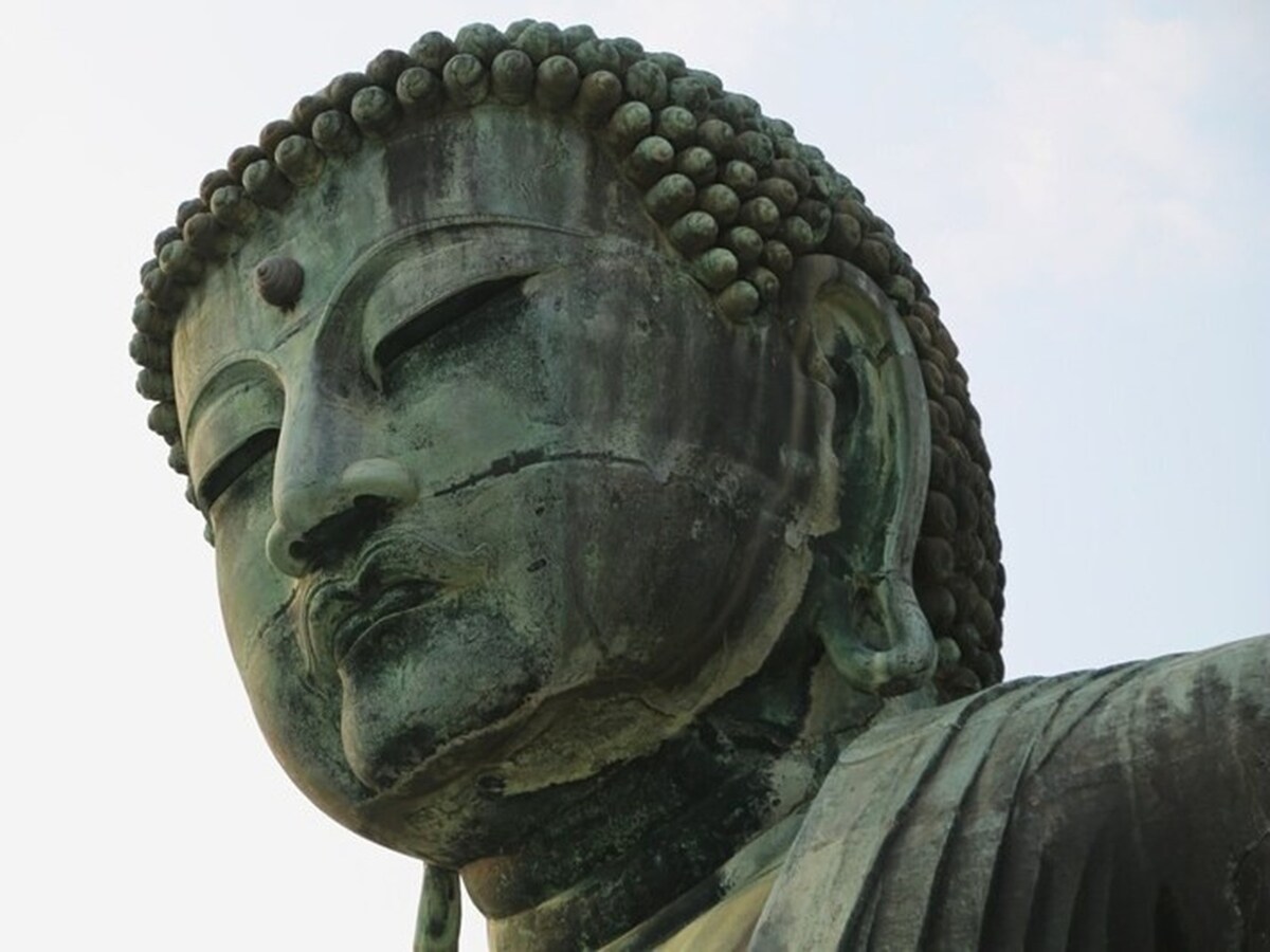 仏像の多くが、耳たぶが真下に垂れ下がっているタイプの福耳です