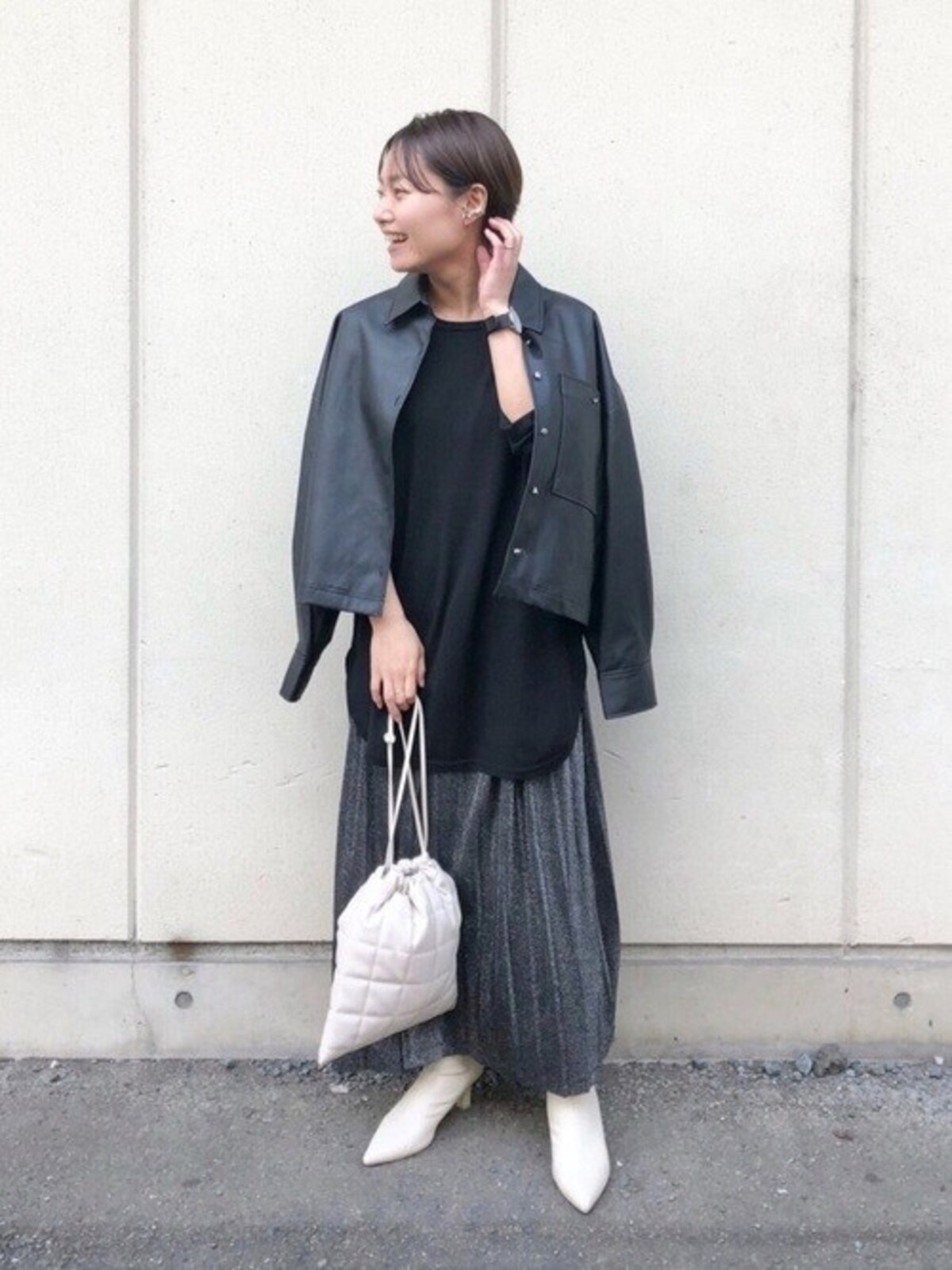 アイテム数が多い秋冬コーデは白小物で抜け感を作るのがおすすめ　出典：WEAR