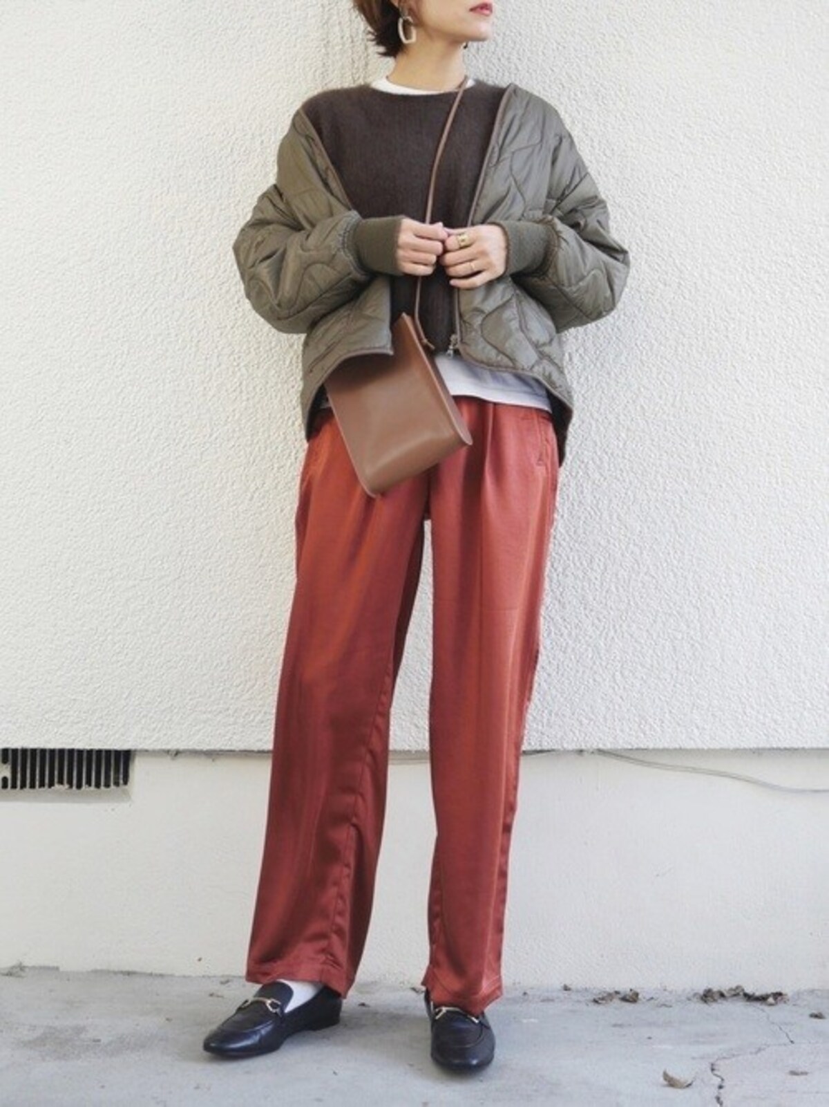 メンズ風アウターにはコーデに女性らしさを効かせてまとめて　出典：WEAR