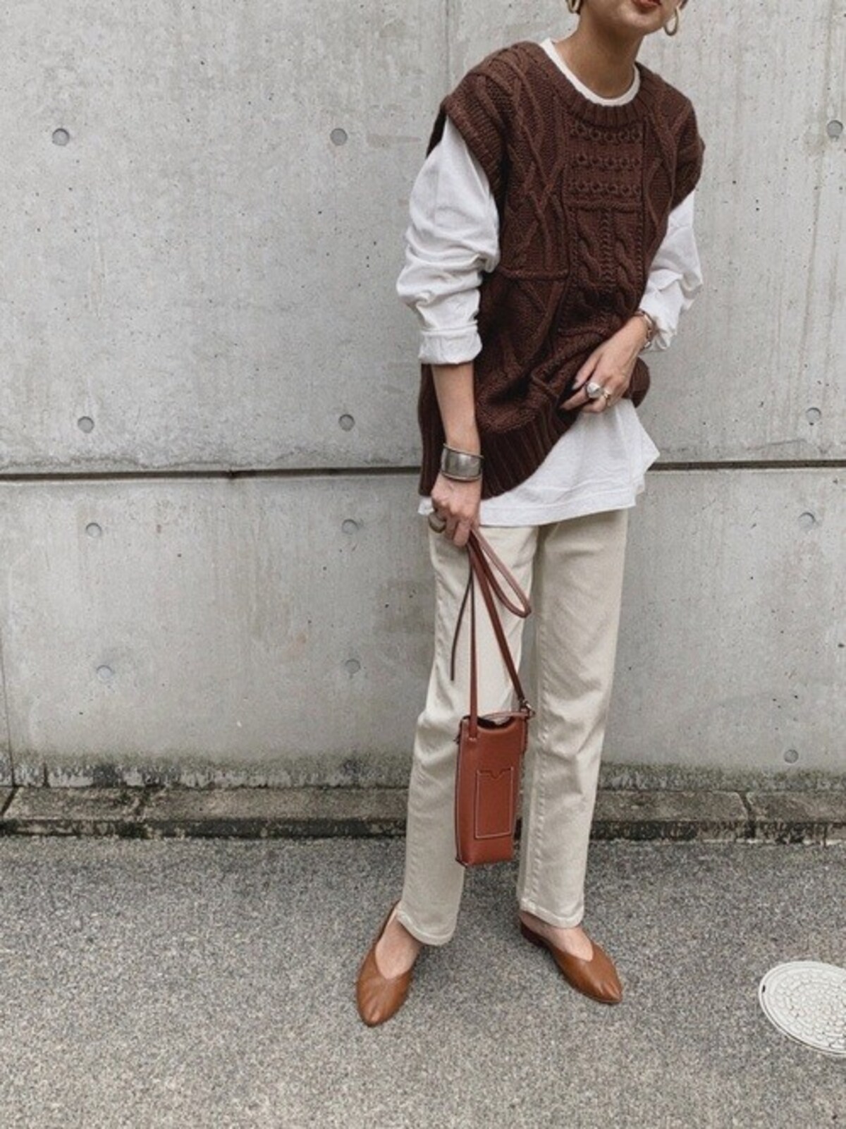 ベストの下にも、ジャケットのインナーにも大活躍の白クルーネック　出典：WEAR