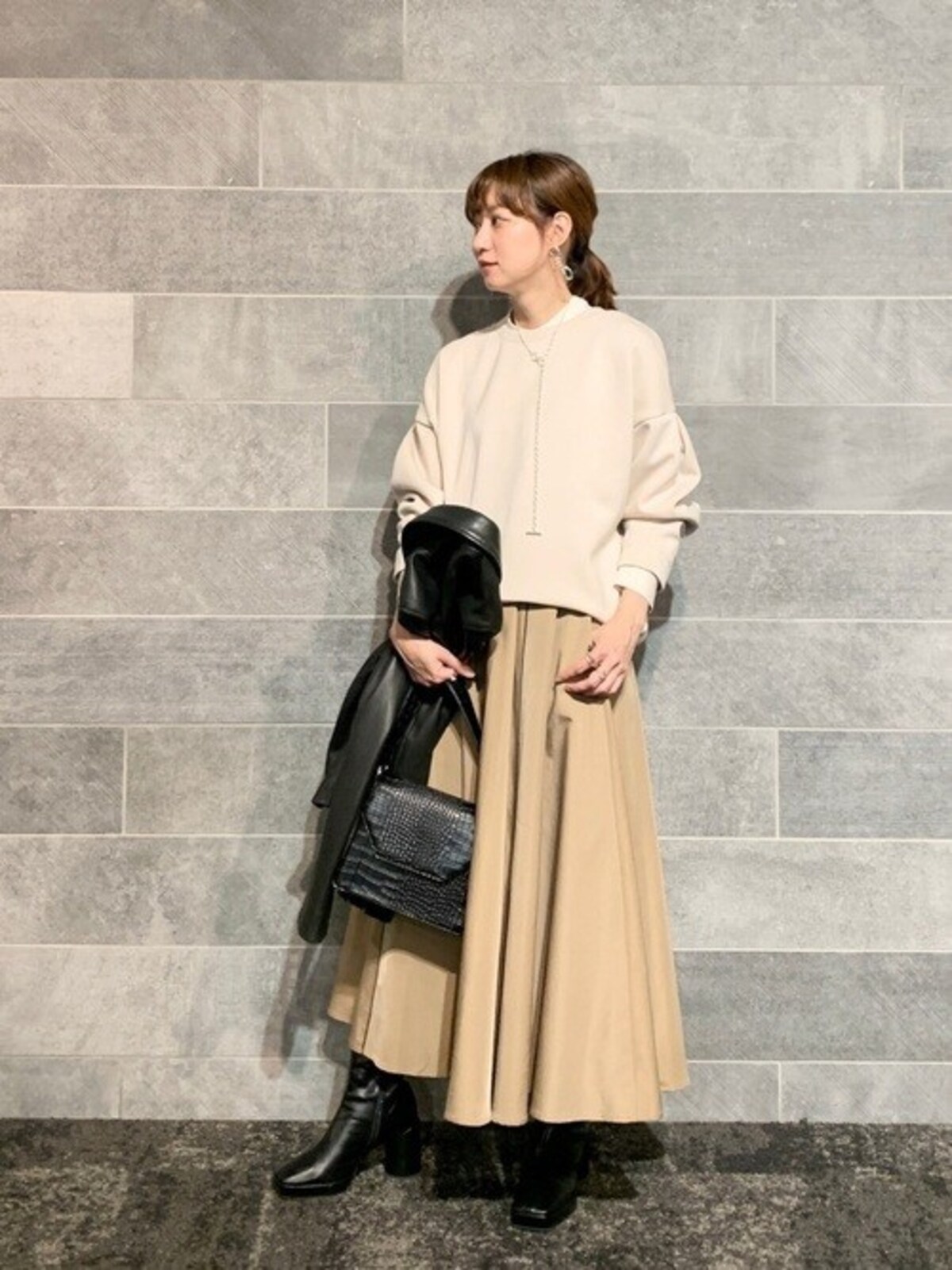 カジュアルなスウェットもベージュ＆黒の大人配色にレザーで異素材を効かせて　出典：WEAR