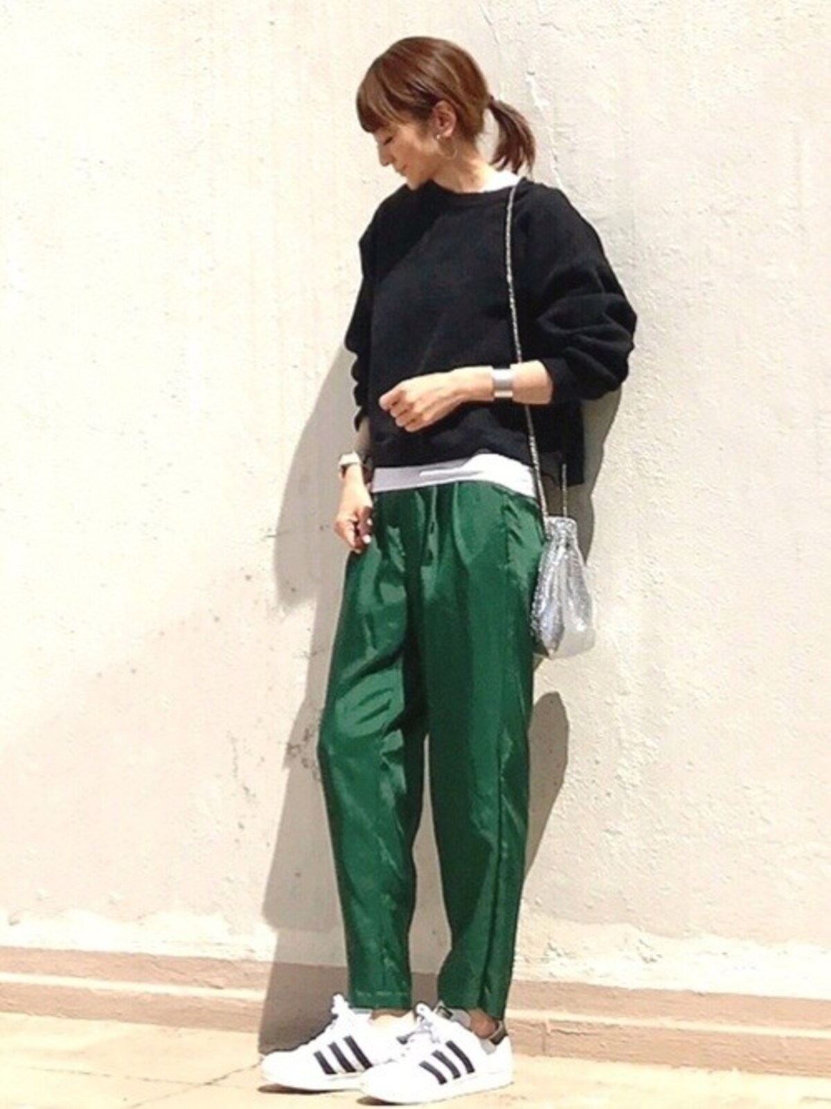 袖口などから白をちら見せ＆光沢素材のミックス感がおしゃれ　出典：WEAR