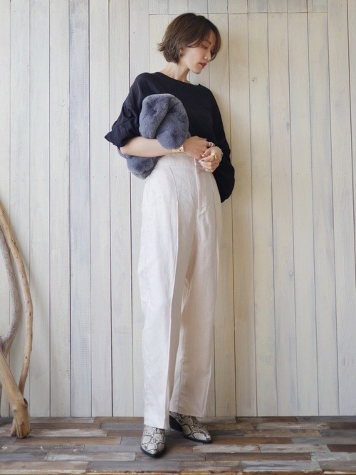 大人の秋冬コーデとバランスのいいパイソン柄のショートブーツは一押し　出典：WEAR