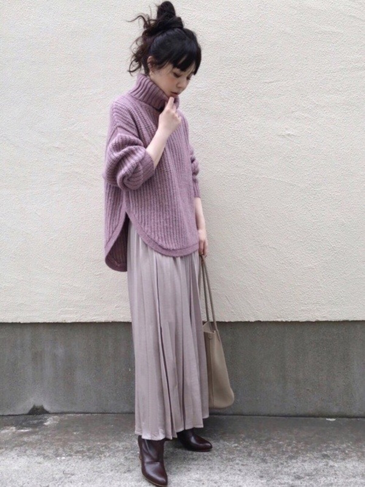 軽やか素材のスカートとレザーロングブーツのミックス感がおしゃれ　出典：WEAR