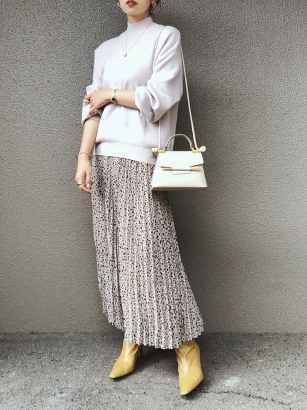 シンプルなニットの場合は上からプチネックレスを重ねると華やかで可愛いです　出典：WEAR