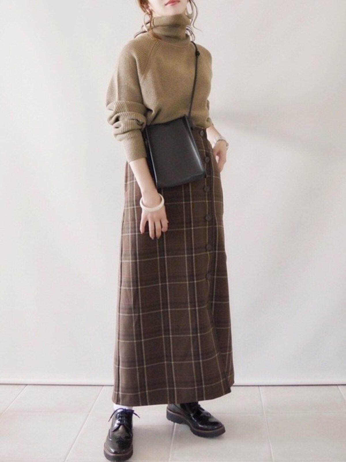 ワントーンコーデにも万能に使えるモカ色タートル　出典：WEAR