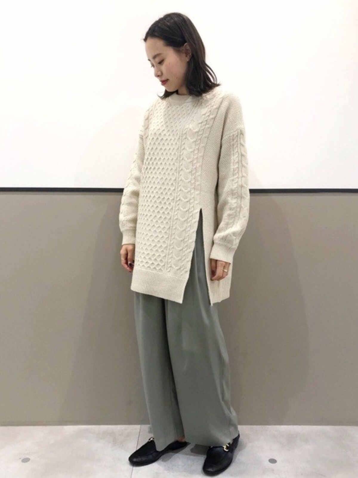 淡いグリーンのパンツは優しい色合いも辛口なコーデにも着まわせて優秀　出典：WEAR