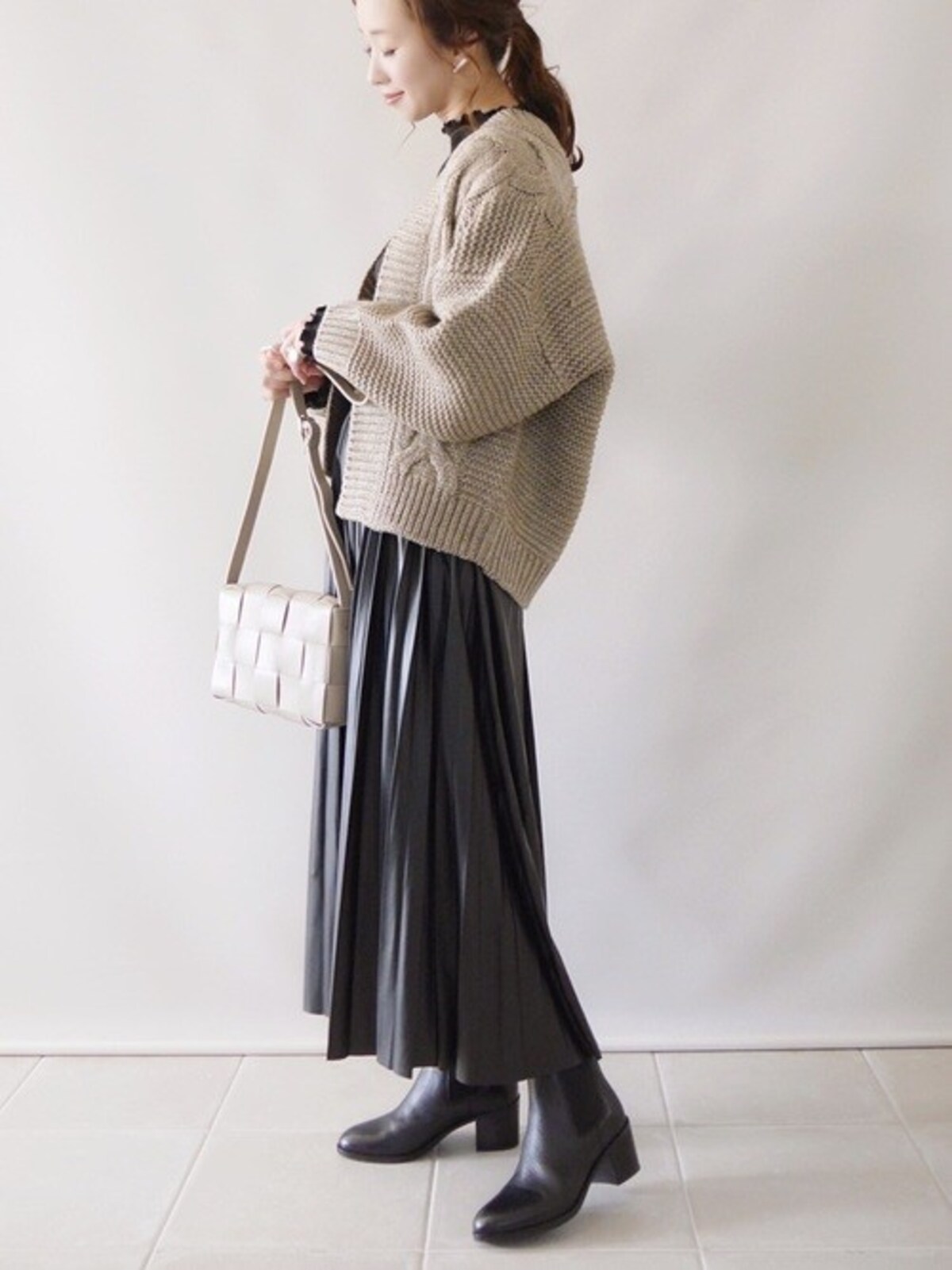 軽やかなワンピースと黒ブーツとのコントラストが今っぽい　出典：WEAR
