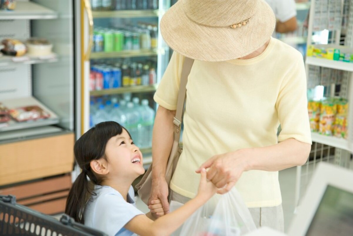 子どもの要求に対し、過剰に応えてしまうような行為を過保護とも言われていますが、これは「甘やかし」とも言えるでしょう