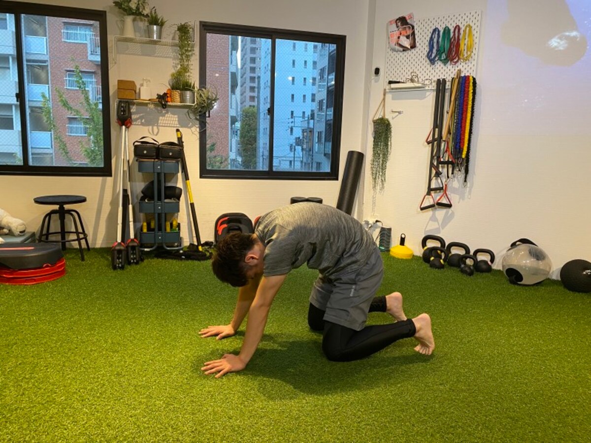 ​​​​​​​step 3. 背中と腰を丸めたまま、後ろに重心を移動させます。