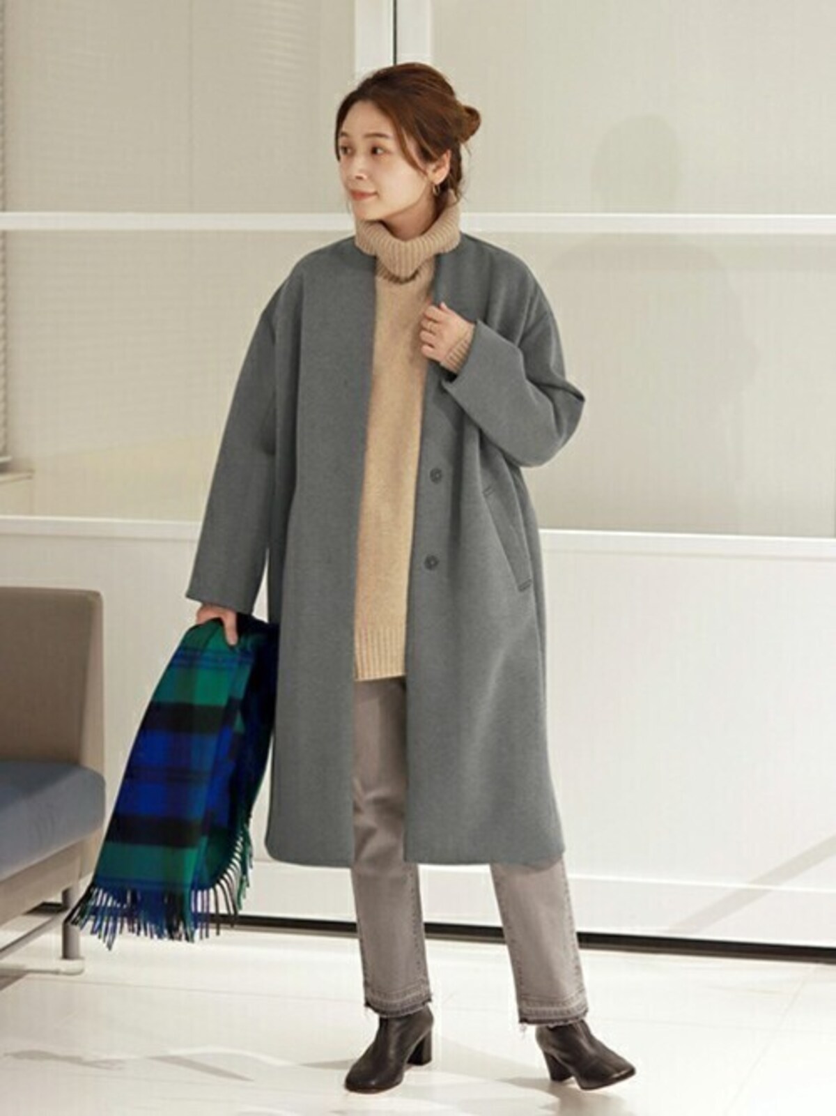 グレーデニムはニュアンスカラーのコーデにも馴染ませやすい　出典：WEAR