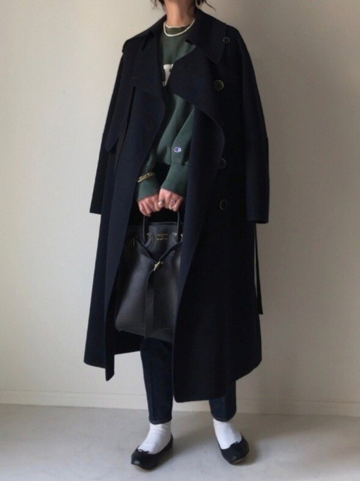 フラットシューズに＆白ソックスは誰でも出来て効果抜群なのでおすすめ　出典：WEAR