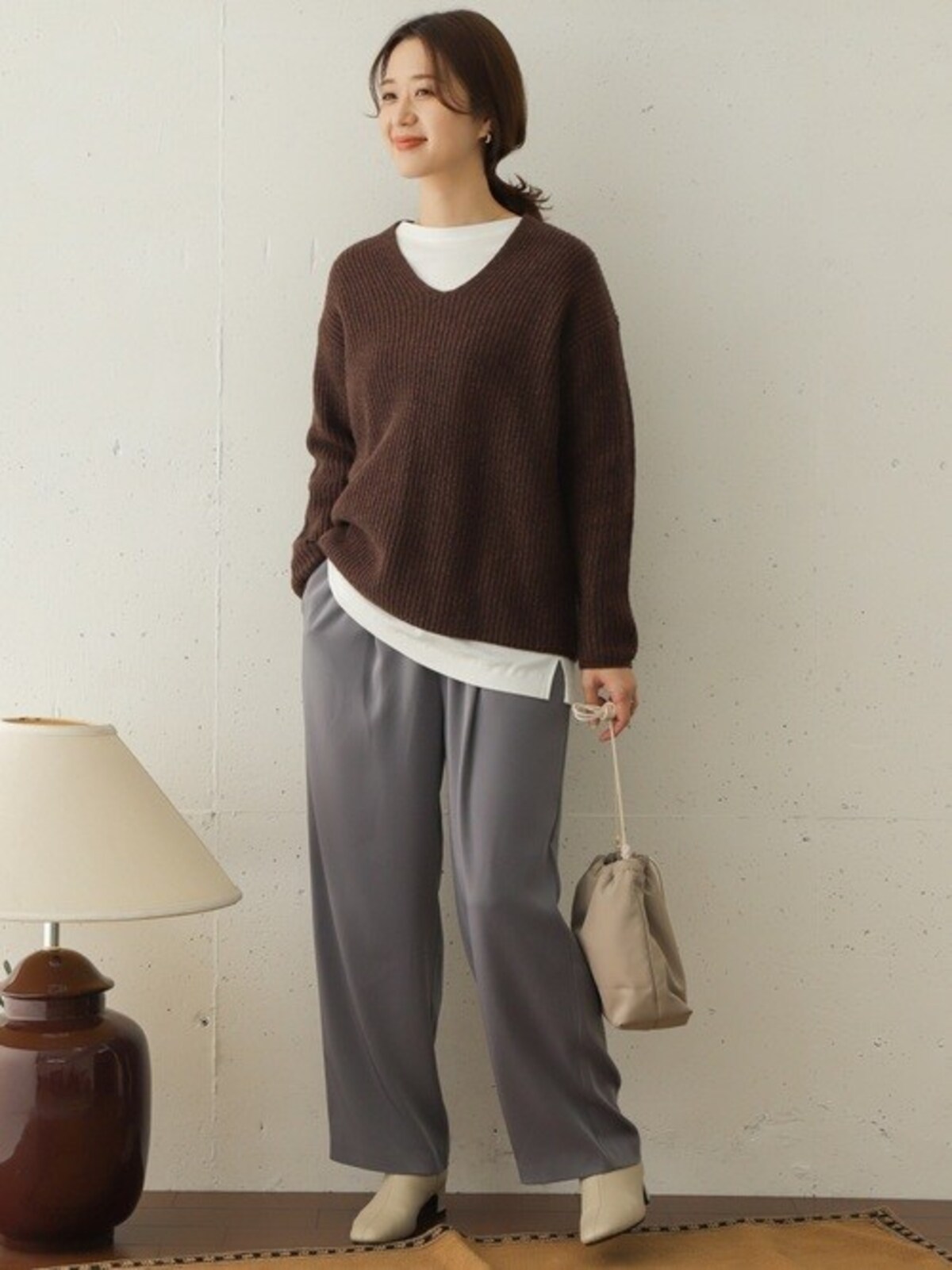 首元に「白」があるとコーデが締まり、清潔感もプラスされます　出典：WEAR
