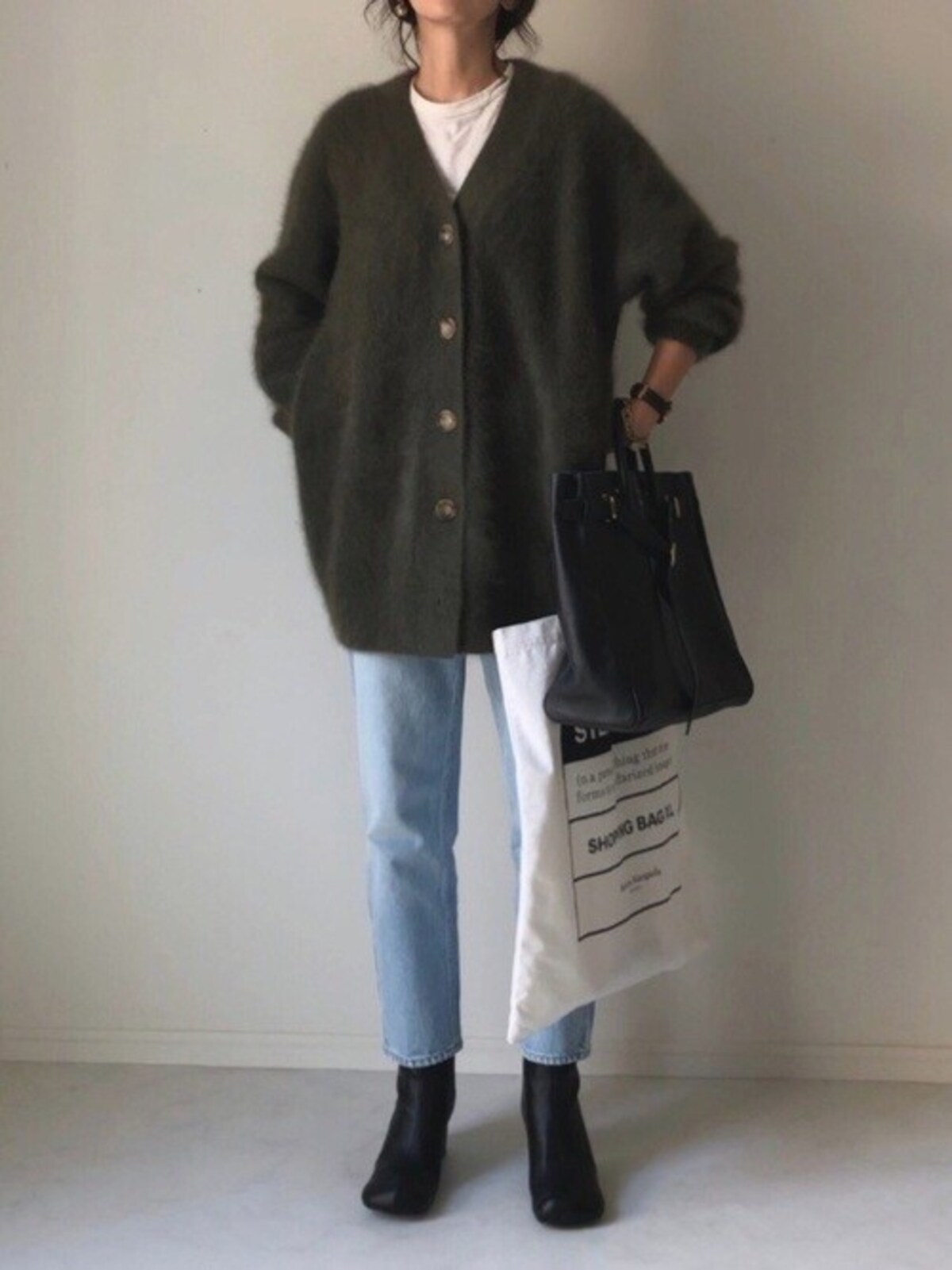 抜け感のあるライトブルーデニムはゆったりニットとも好相性　出典：WEAR