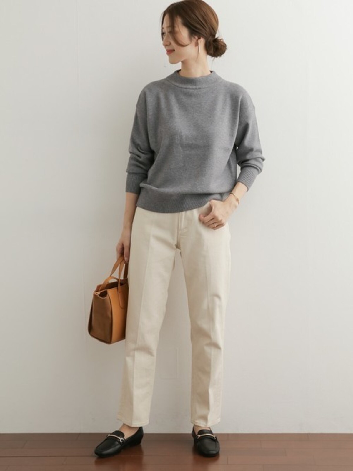 定番ニットもオフホワイトのデニムで清潔感のあるコーデに　出典：WEAR