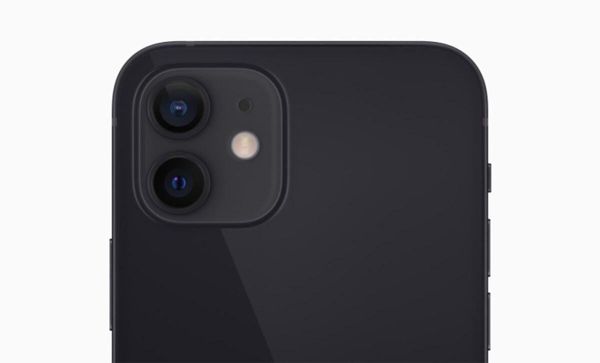 iPhone 12と同じく、カメラは2眼。前面カメラにもナイトモードを搭載しています