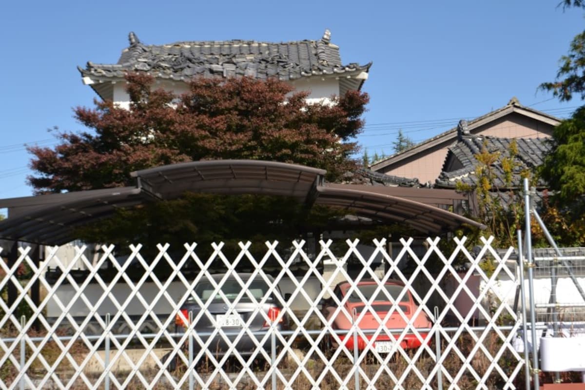 駅前の民家