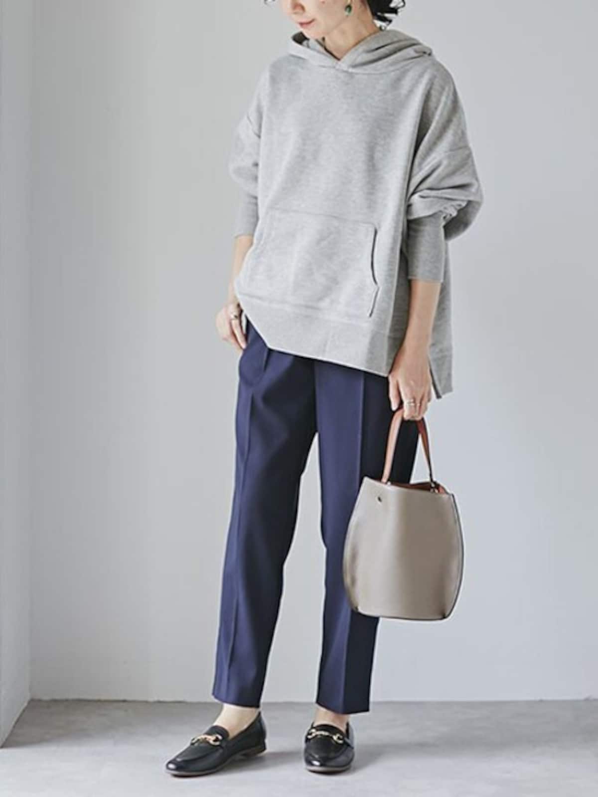 裾の広がり感がプルオーバーらしくおしゃれに着られる　出典：WEAR