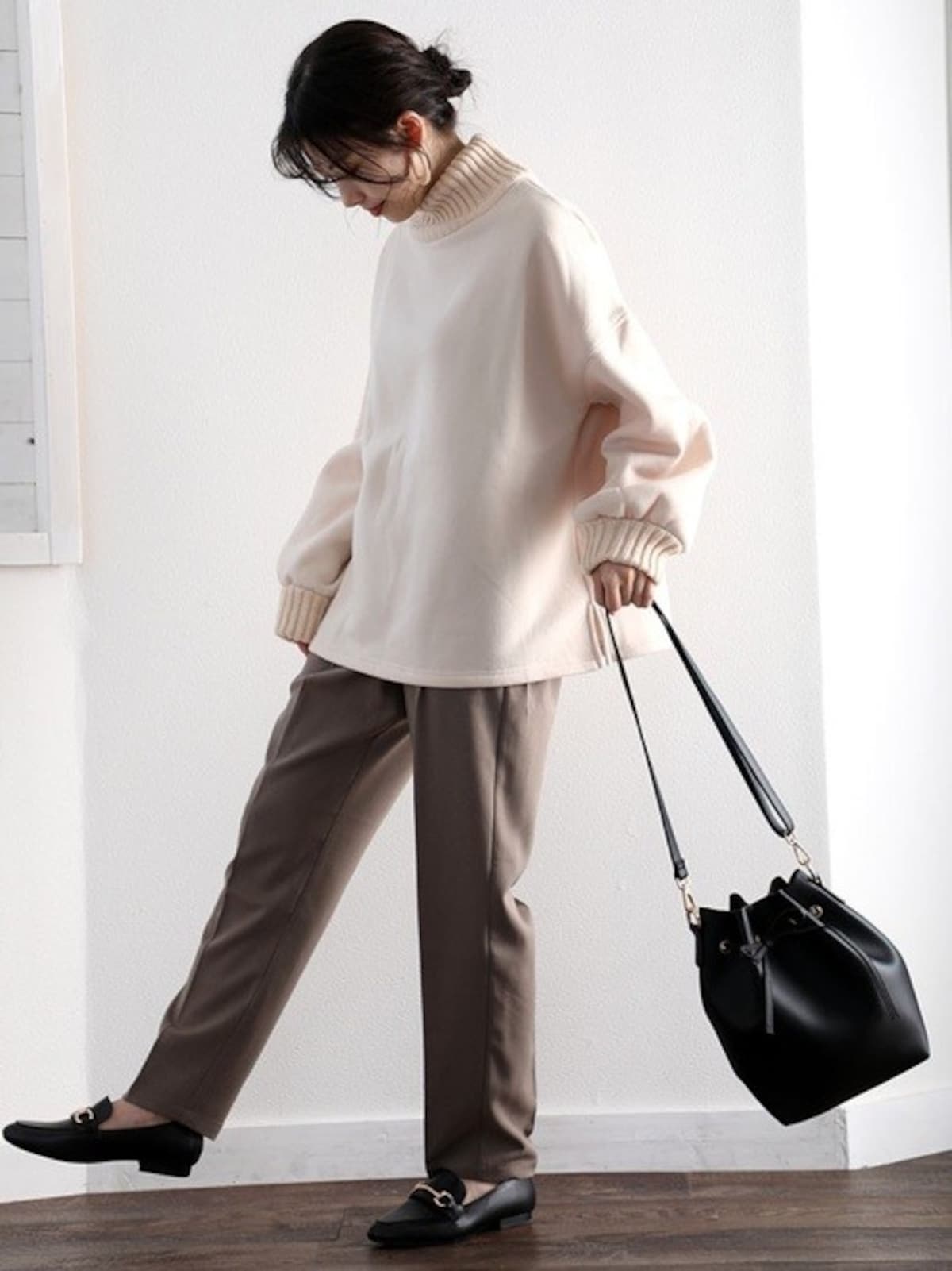 首もとと手首がリブになっているスウェットはおしゃれ見え間違いなし　出典：WEAR