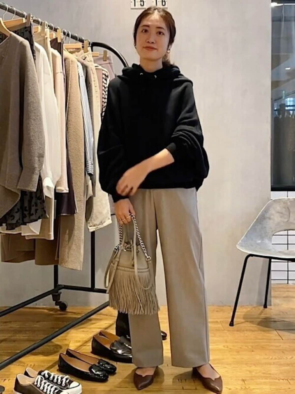 スタイリッシュかつ引き締まって見えるブラックは重宝します　出典：WEAR