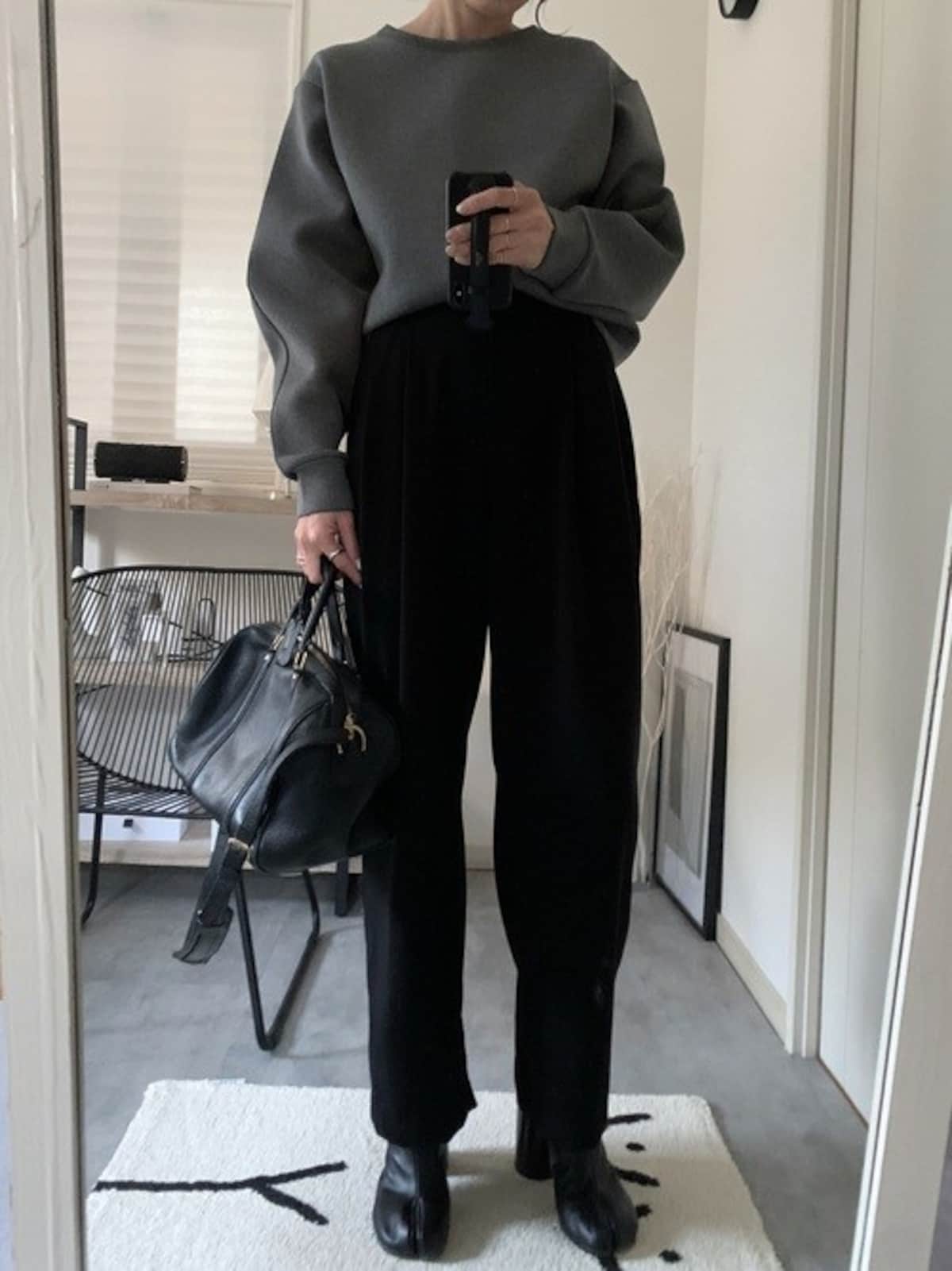 レザー製など、小物はカジュアルでないものを選ぶのが◎　出典：WEAR
