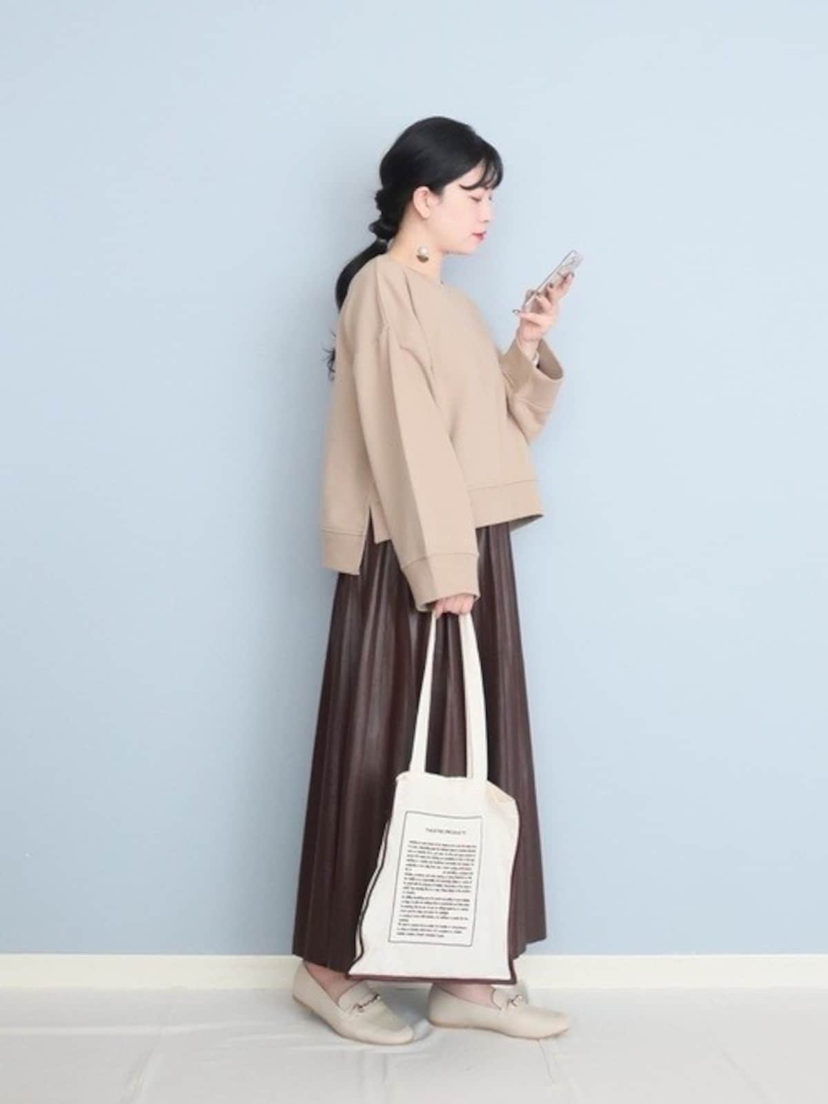 プリーツスカートなどの甘めボトムスとも相性よし　出典：WEAR