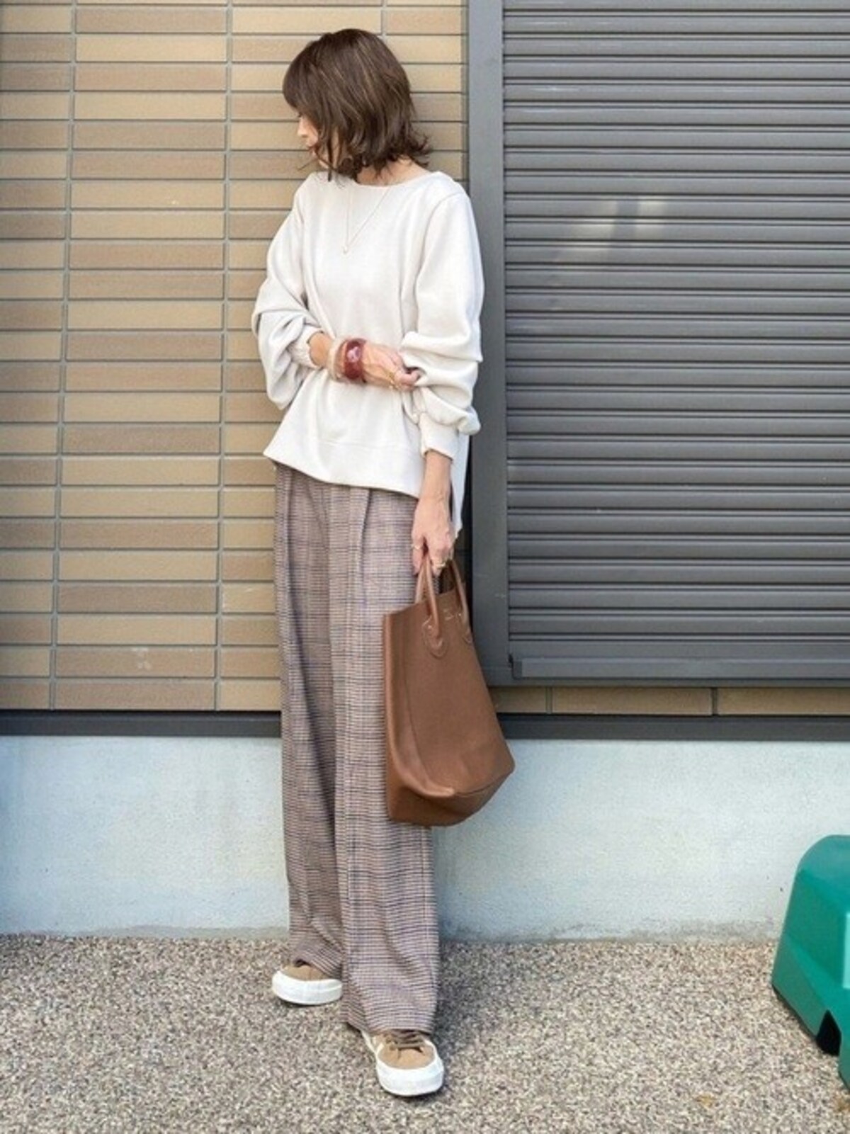 ベーシックなトップスもチェック柄パンツでトラッドテイストに　出典：WEAR