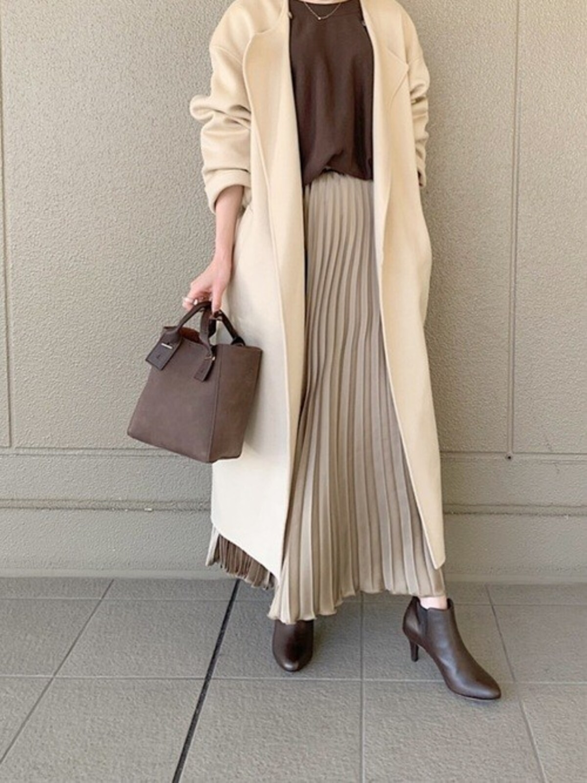 【OKコーデ】ブラウンのスウェットをベージュ系でワントーン風に　出典：WEAR