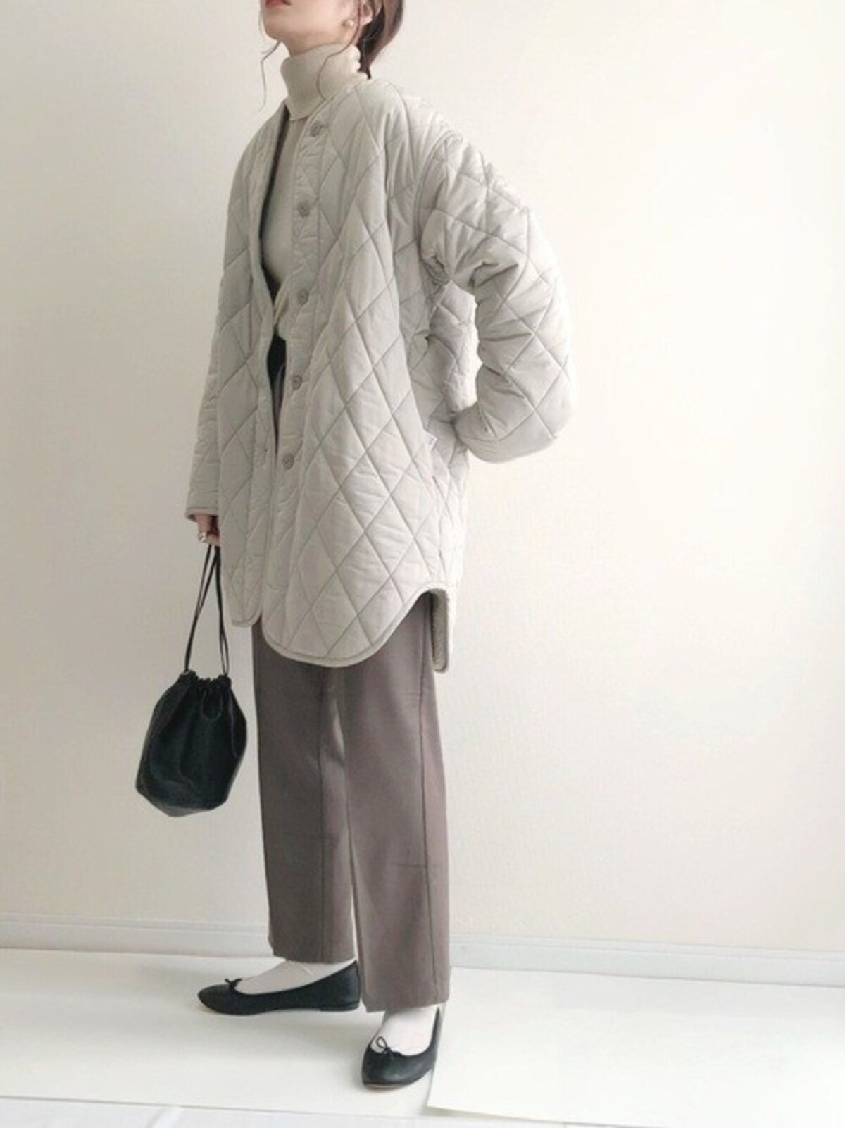 【OK】フラットシューズの時もパンツの裾がもたつかない丈感を選んで　出典：WEAR