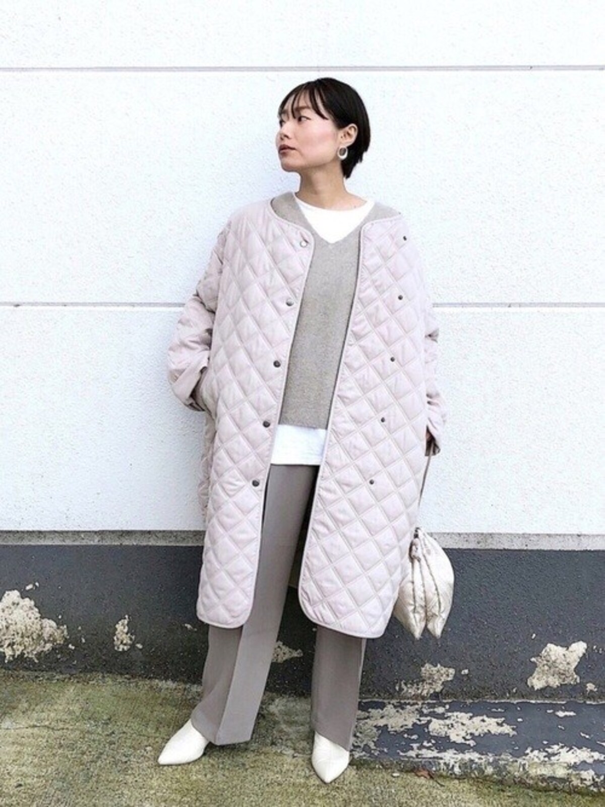 【OKコーデ】明るいライトグレーを選び、きれいめにまとめて洗練されたコーデに 出典:WEAR