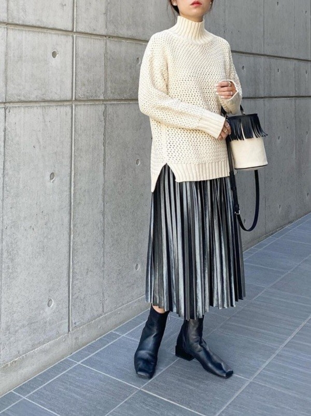 【OKコーデ】編み目の目立つざっくりニットはツヤ感スカートで都会的に 出典:WEAR