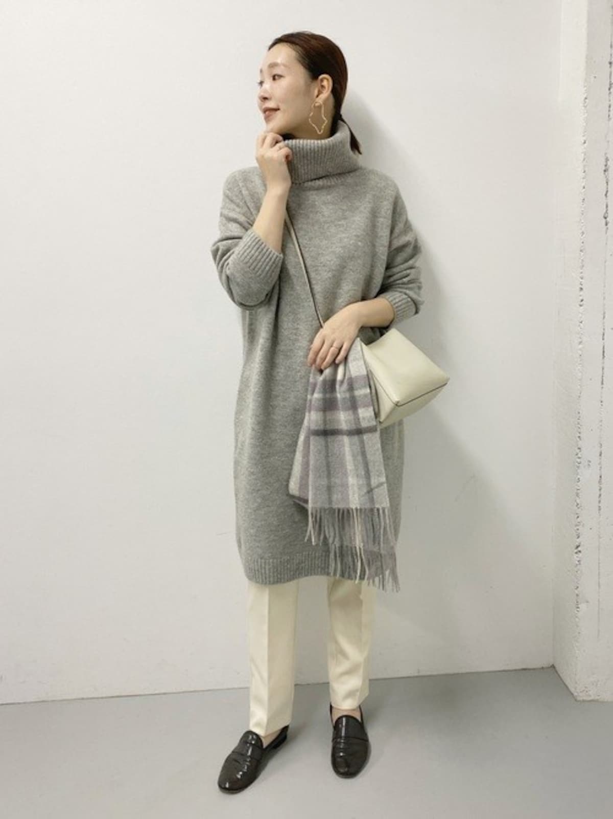 カジュアルに見えやすいニットワンピもボトムスと足元で大人っぽく見せて　出典：WEAR