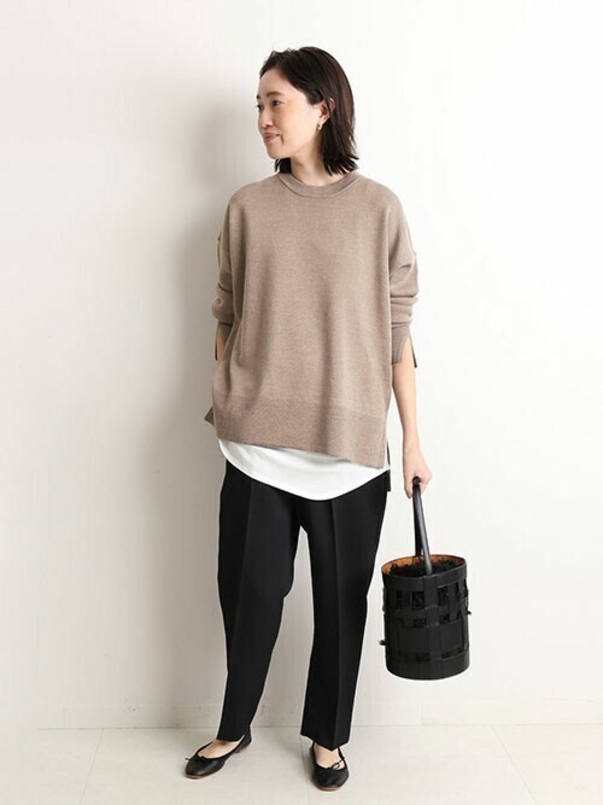白のインナーを少しのぞかせるだけでコーデにメリハリが付きます　出典：WEAR