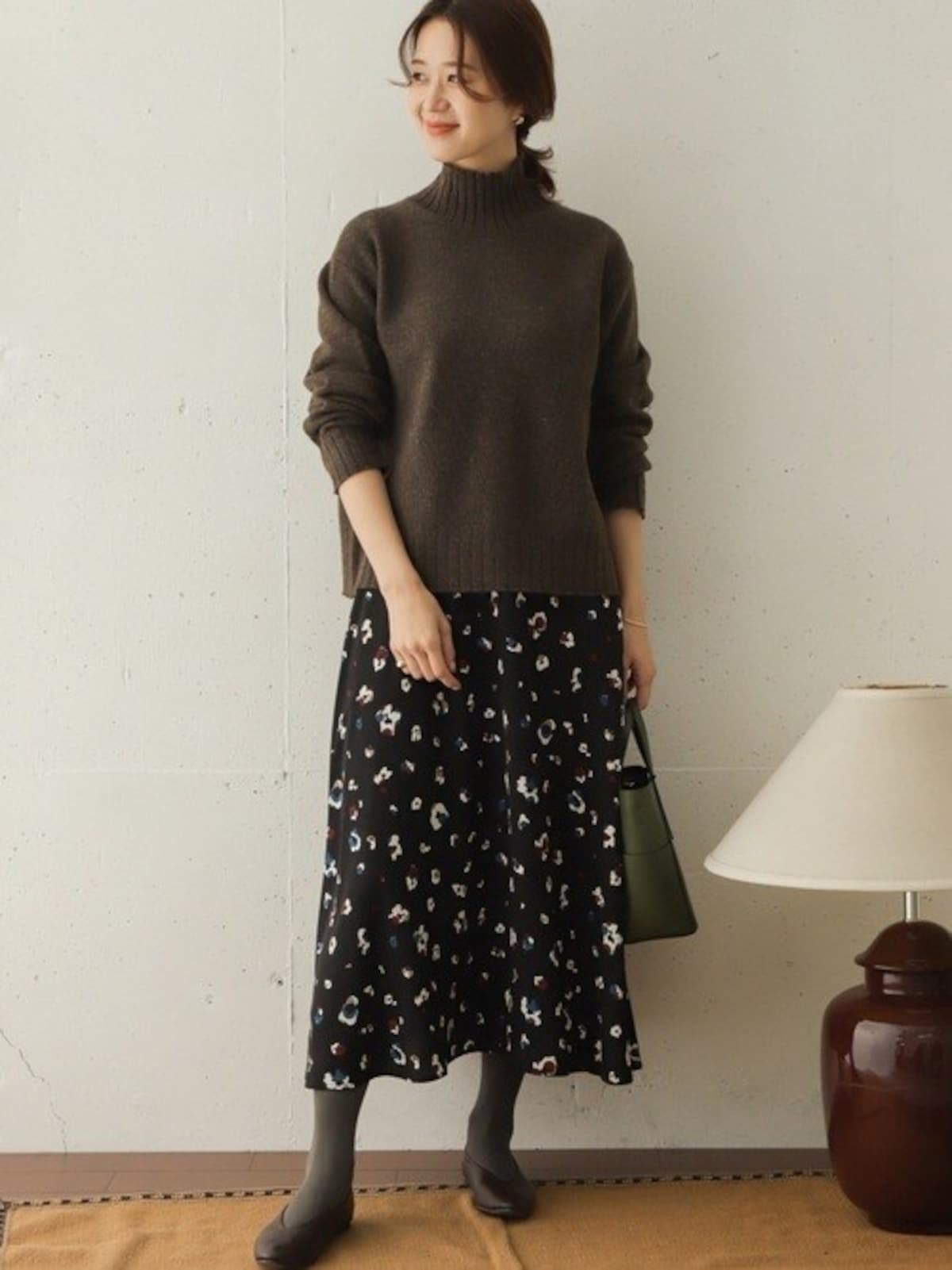 ニットとタイツの色を揃えると柄スカートでもすっきり見えます　出典：WEAR