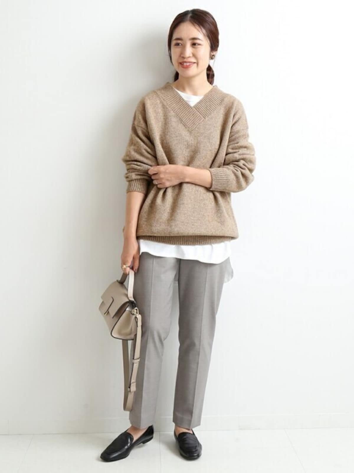 首もとに白インナーをのぞかせれば、ゆったりニットももたつかずに着られます　出典：WEAR