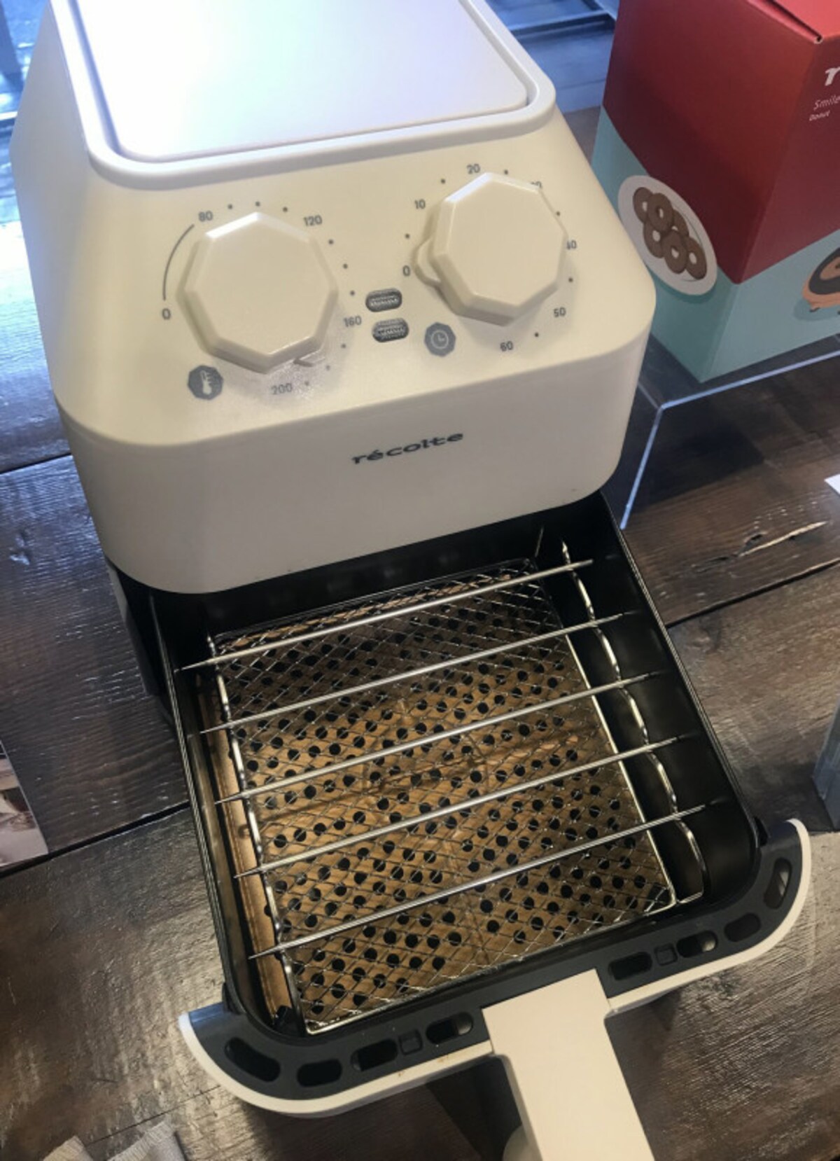 オプションでバスケットの中に置いて使う専用2ウェイラック（串付き）もあります