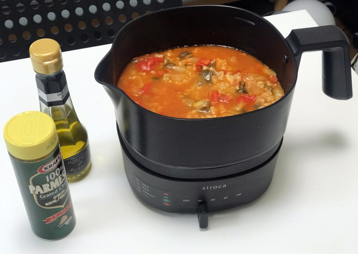 トマトスープに残りご飯を入れてリゾットに。テーブルで調理できるのが便利です