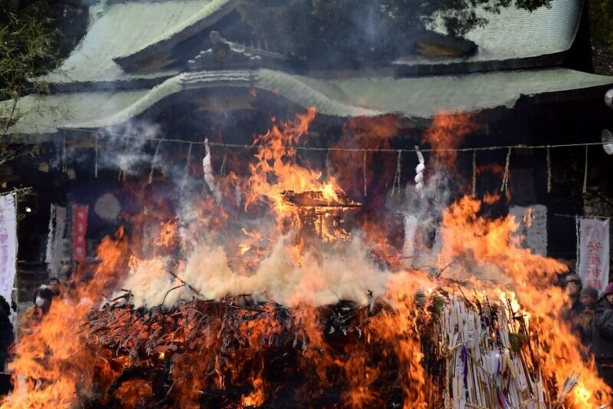 一般的に左義長（どんど焼き）が行われるのは小正月の1月15日。住む地域によっては周辺の土日などに開かれることも多い