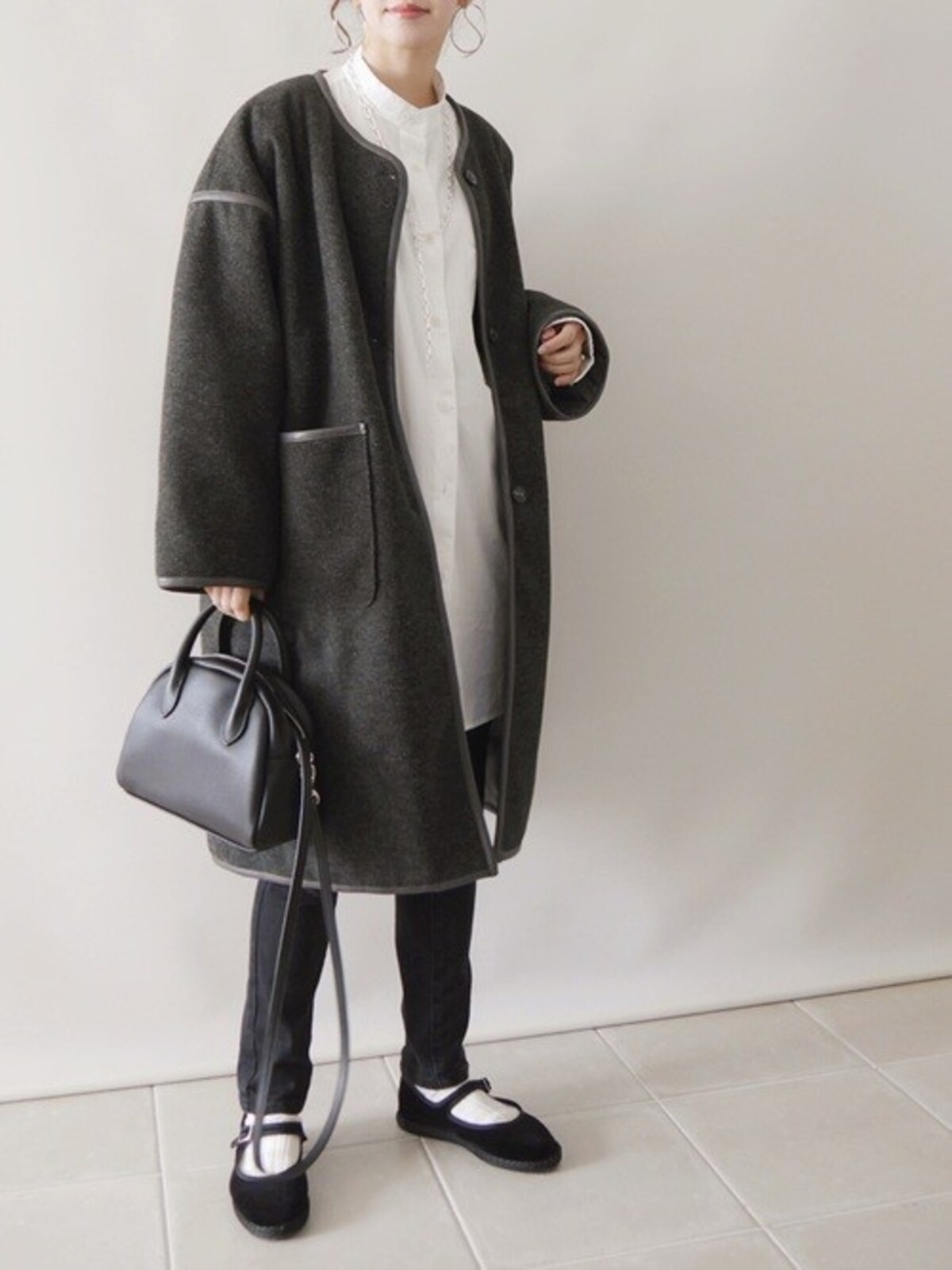 清潔感のある白シャツは下に重ね着して今から着るのがおすすめ　出典：WEAR