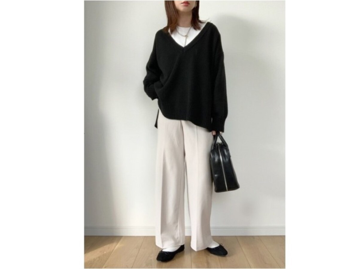 洋服がゆったりしていても、モノトーン配色ならすっきり見えます 出典：WEAR