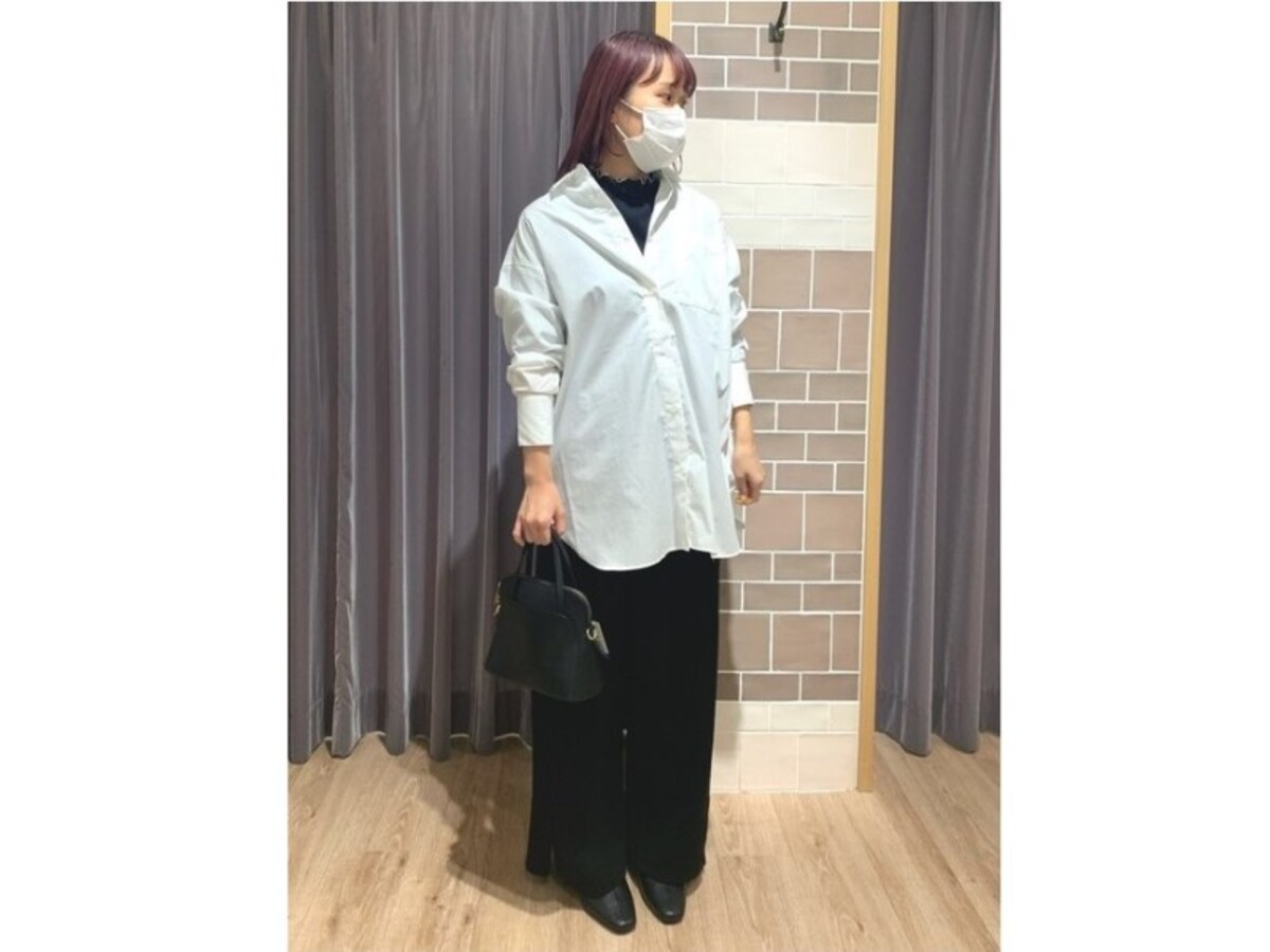 オーバーサイズシャツの重ね着でトレンドも着やせ効果も叶う　出典：WEAR