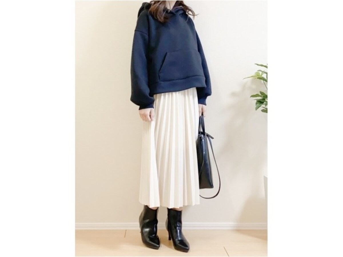 甘いスカートはすっきり配色が大人におすすめ！　出典：WEAR